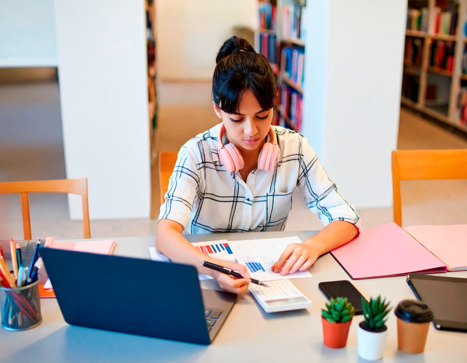 EDUCACIÓN FINANCIERA BÁSICA PARA JÓVENES PROFESIONALES: EL PRIMER PASO HACIA TUS METAS