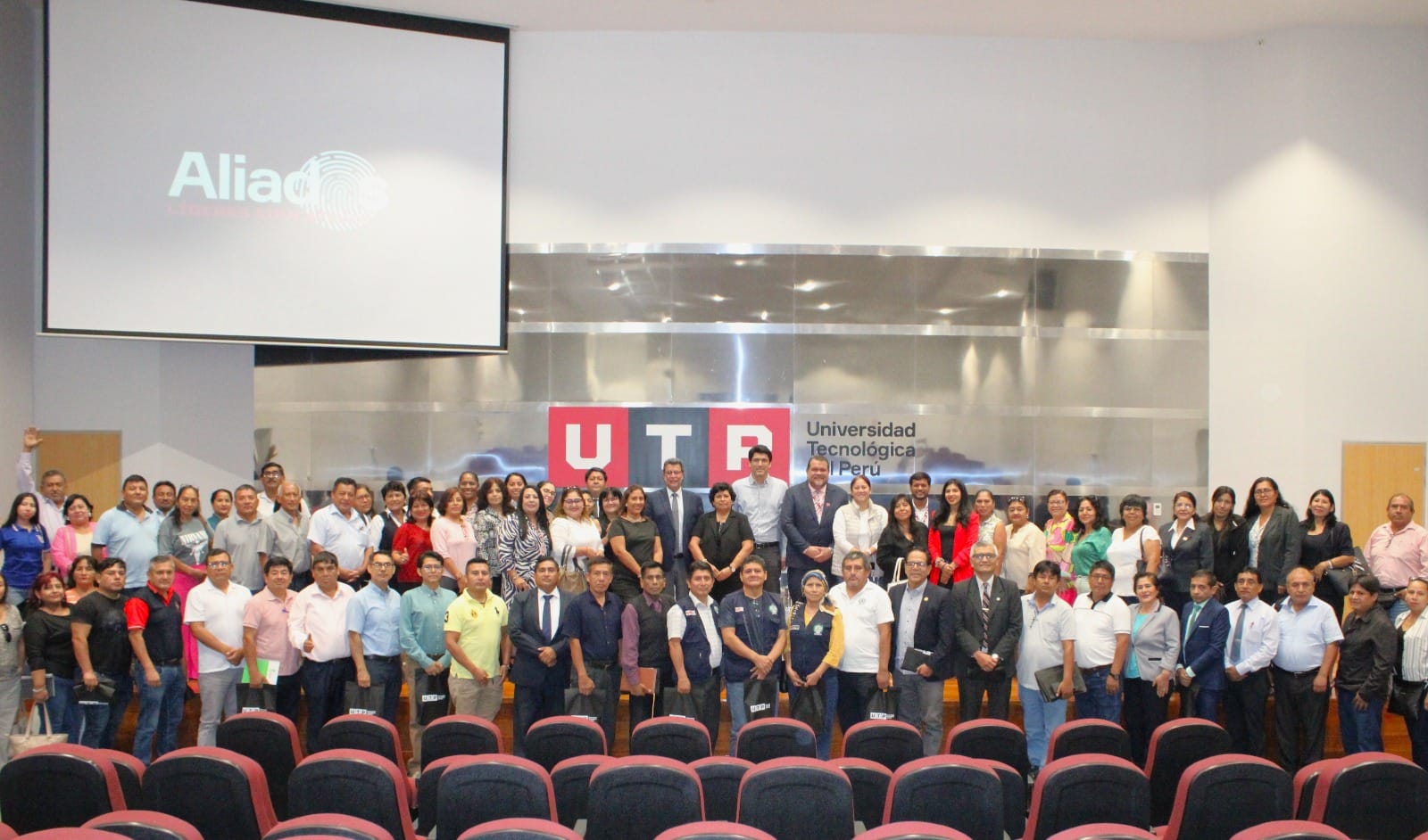 UTP ICA REUNIÓ A DIRECTIVOS DE COLEGIOS PARA ABORDAR EL IMPACTO DE LA INTELIGENCIA ARTIFICIAL EN LA GESTIÓN ESCOLAR