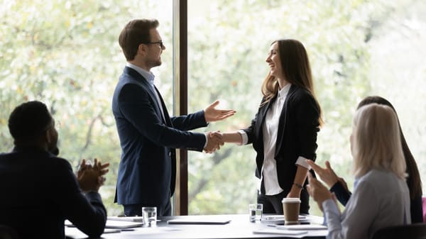 #MIRAR POR LA VENTANA Y AL ESPEJO: CLAVES PARA UN LIDERAZGO CONSCIENTE