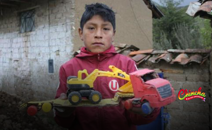 Leonel, el creativo niño huancavelicano que construye su flota de buses de cartón