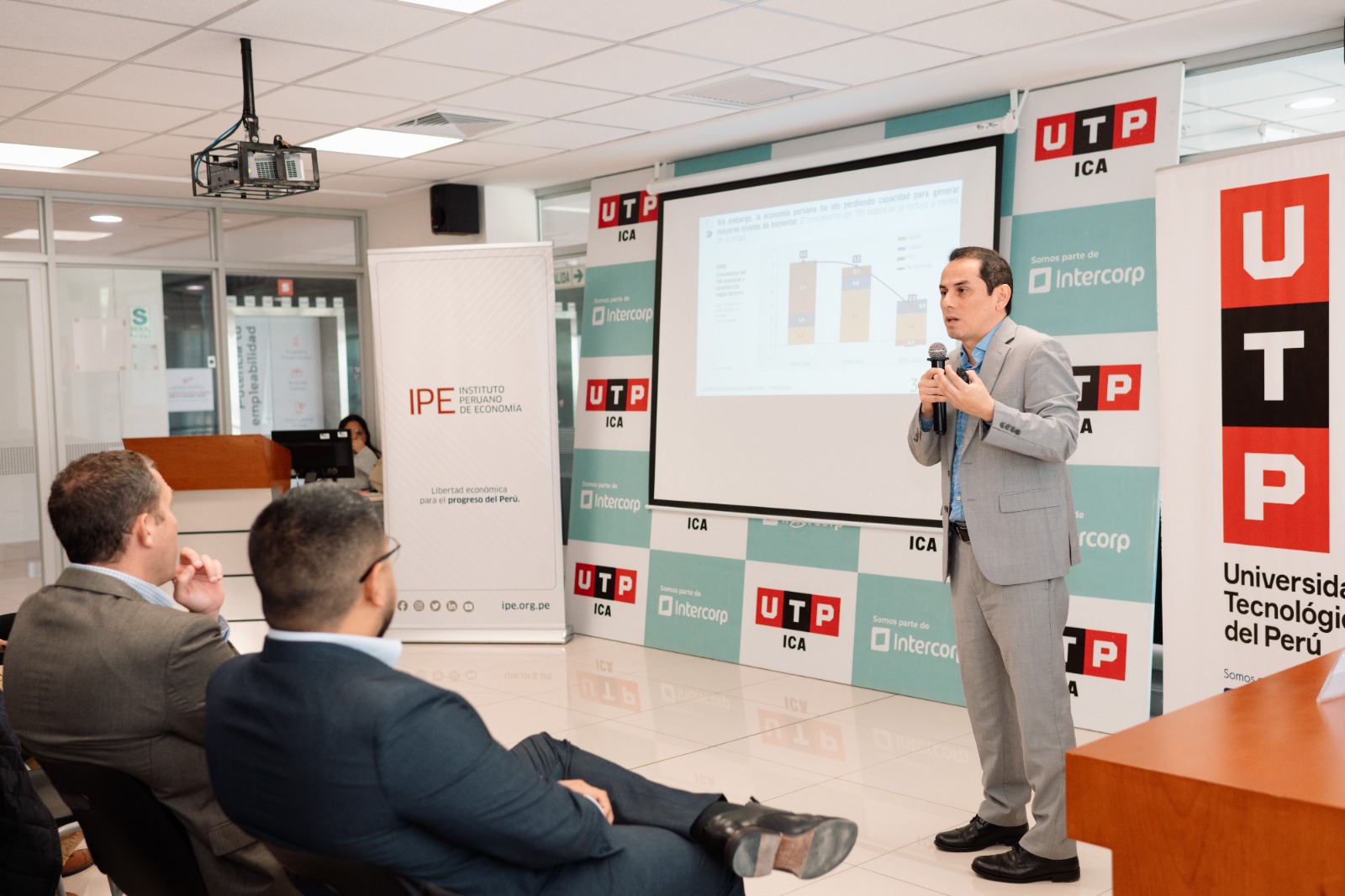 UTP ICA Y EL INSTITUTO PERUANO DE ECONOMÍA ORGANIZARON FORO DE DESARROLLO ECONÓMICO REGIONAL