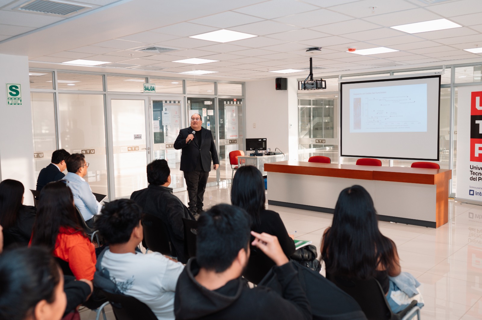 UTP ICA ORGANIZA CONVERSATORIO SOBRE INNOVACIÓN Y TRANSFORMACIÓN DIGITAL EN LAS EMPRESAS DE LA REGIÓN