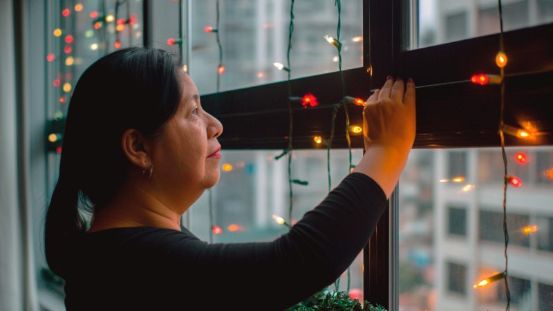 #NAVIDAD SEGURA: ¿CÓMO INSTALAR LAS LUCES NAVIDEÑAS Y QUÉ CUIDADOS TENER?